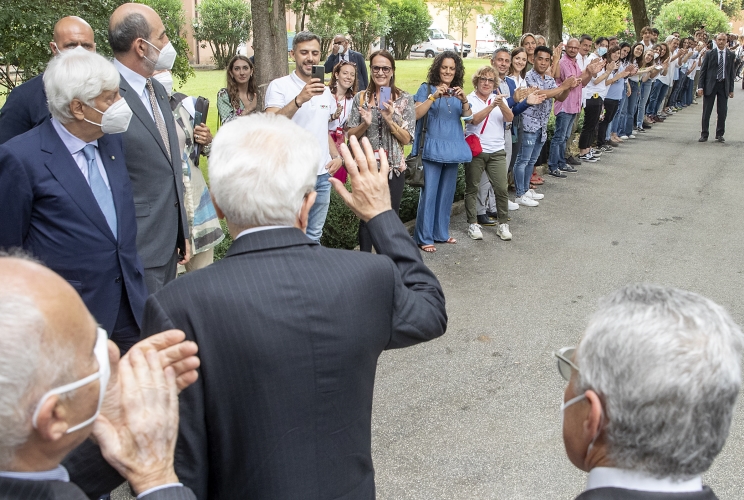 Il Presidente Sergio Mattarella risponde al saluto dei ragazzi della comunità e del centro terapeutico di Villa Maraini