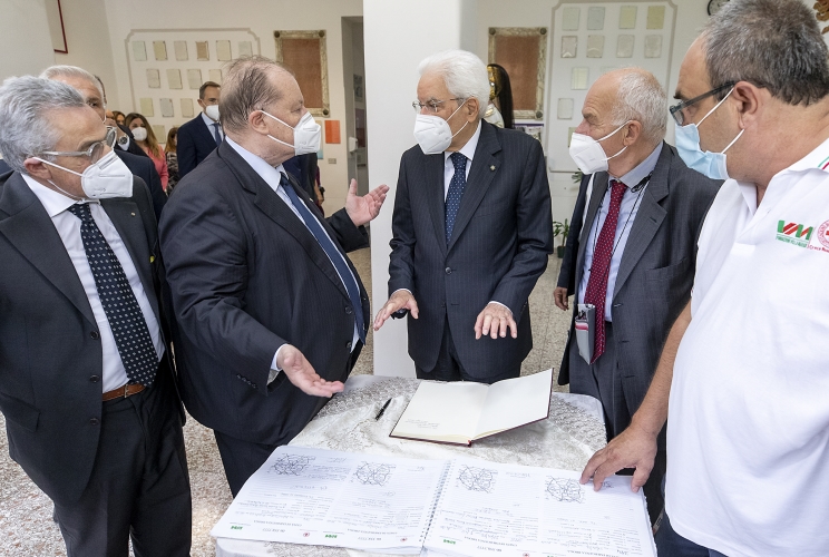 Al Presidente Sergio Mattarella vengono illustrati il registro degli interventi d’emergenza della struttura di Villa Maraini da  Massimo Barra, Fondatore della Fondazione Villa Maraini, Gabriele Mori, Presidente della Fondazione Villa Maraini e Ettore Rossi, Direttore generale della Fondazione e Giancarlo Rodoquino, operatore sociale addetto all’ambulatorio e servizio emergenza