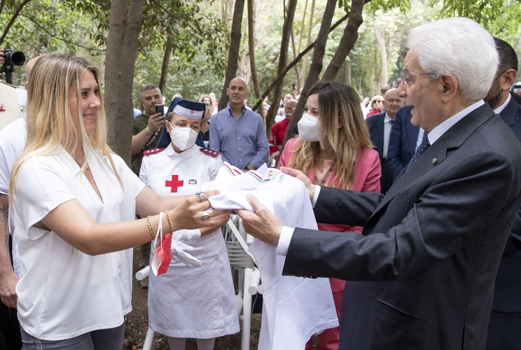 Il Presidente Sergio Mattarella riceve la maglia della Fondazione Villa Maraini - Croce Rossa Italiana