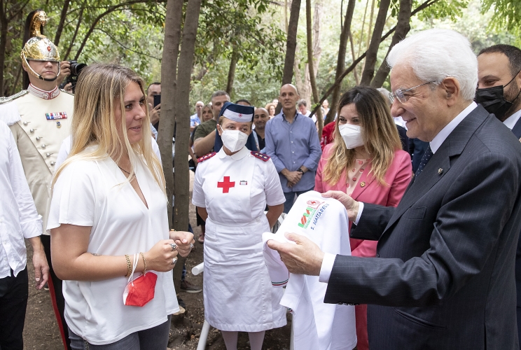Il Presidente Sergio Mattarella riceve la maglia della Fondazione Villa Maraini - Croce Rossa Italiana