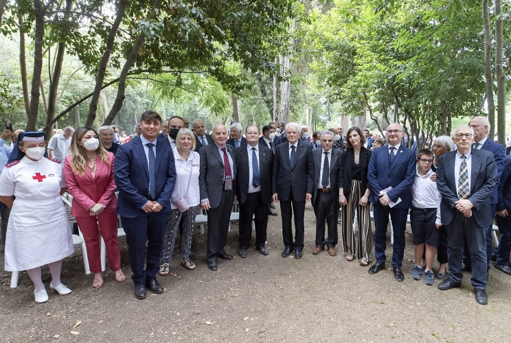 Il Presidente Sergio Mattarella con i relatori della cerimonia tenuta a Villa Maraini occasione della giornata mondiale per la prevenzione e la lotta alle tossicodipendenze