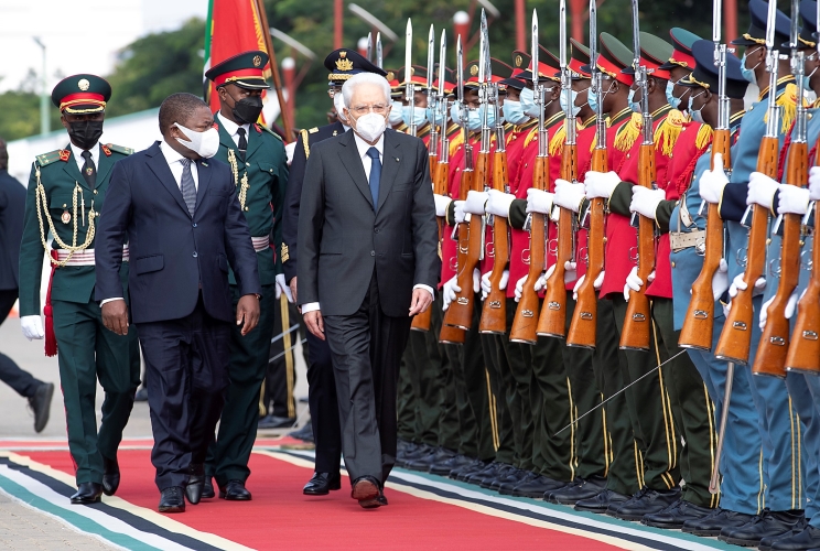 Il Presidente della Repubblica Sergio Mattarella con il Presidente della Repubblica del Mozambico, Filipe Jacinto Nyusi, al Palazzo Presidenziale durante gli Onori Militari 