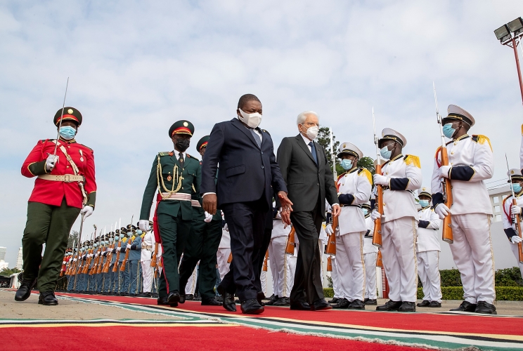 Il Presidente della Repubblica Sergio Mattarella con il Presidente della Repubblica del Mozambico, Filipe Jacinto Nyusi, al Palazzo Presidenziale durante gli Onori Militari
