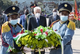 Il Presidente della Repubblica Sergio Mattarella durante la cerimonia di deposizione di una corona al Monumento agi Eroi Mozambicani
