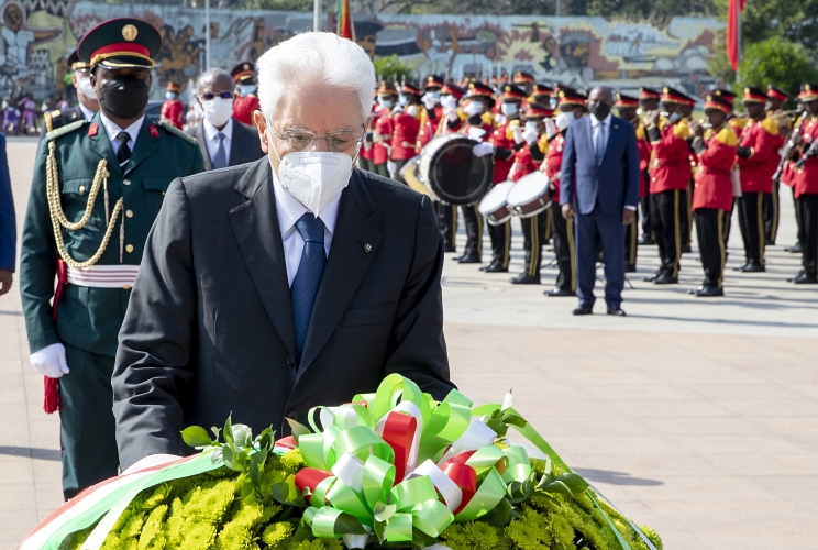  Il Presidente della Repubblica Sergio Mattarella durante la cerimonia di deposizione di una corona al Monumento agi Eroi Mozambicani