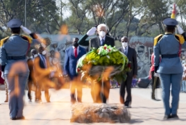  Il Presidente della Repubblica Sergio Mattarella durante la cerimonia di deposizione di una corona al Monumento agi Eroi Mozambicani