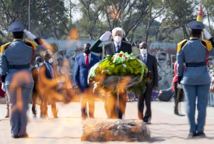  Il Presidente della Repubblica Sergio Mattarella durante la cerimonia di deposizione di una corona al Monumento agi Eroi Mozambicani