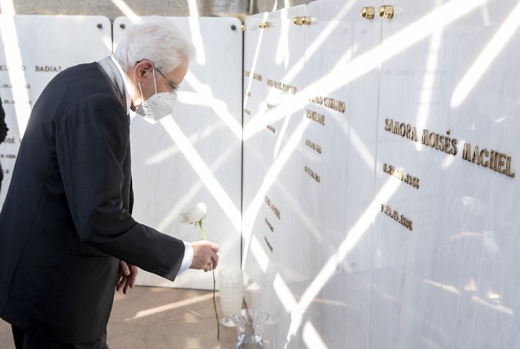 Il Presidente della Repubblica Sergio Mattarella durante la cerimonia di deposizione di una corona al Monumento agi Eroi Mozambicani