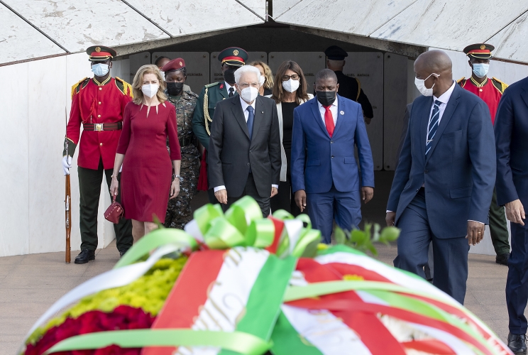 Il Presidente della Repubblica Sergio Mattarella durante la cerimonia di deposizione di una corona al Monumento agi Eroi Mozambicani