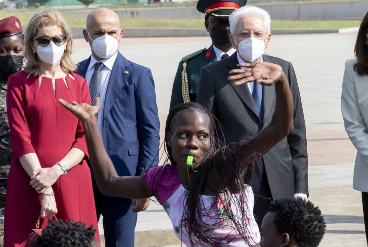 Il Presidente della Repubblica Sergio Mattarella al termine della cerimonia di deposizione di una corona al Monumento agi Eroi Mozambicani