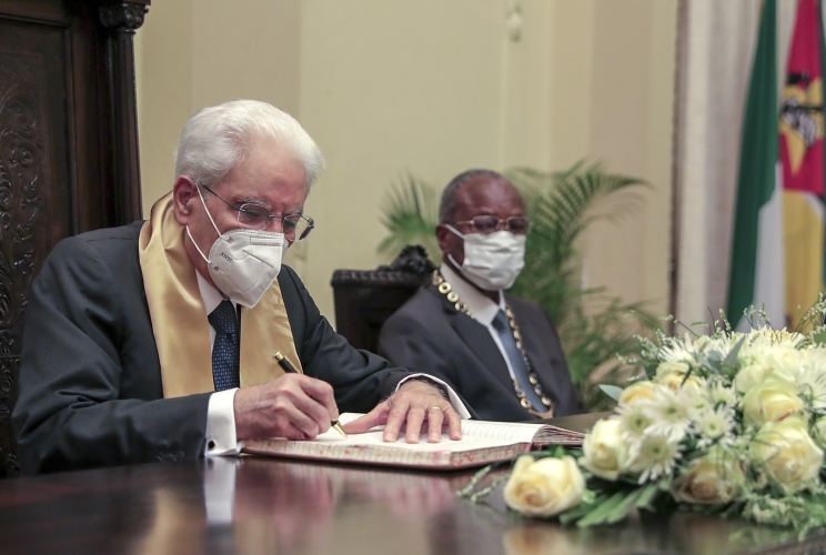  Il Presidente della Repubblica Sergio Mattarella con a fianco il Presidente del Consiglio Municipale di Maputo firma di Libro d’onore