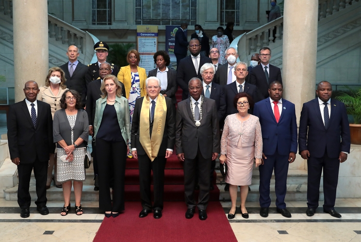 Il Presidente della Repubblica Sergio Mattarella con il Presidente del Consiglio Municipale di Maputo e il Presidente dell'Assemblea Municipale di Maputo Samuel Mudumela, al termine della cerimonia di consegna delle Chiavi della Città