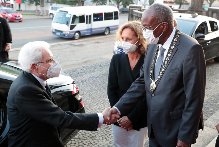 Il Presidente della Repubblica Sergio Mattarella accolto dal Presidente del Consiglio Municipale di Maputo in occasione della cerimonia di consegna delle Chiavi della Città