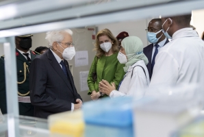 Il Presidente della Repubblica Sergio Mattarella nel corso della visita al Centro DREAM di Zimpeto della Comunità di Sant'Egidio