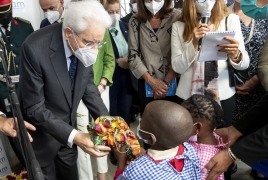 Il Presidente della Repubblica Sergio Mattarella nel corso della visita al Centro DREAM di Zimpeto della Comunità di Sant'Egidio