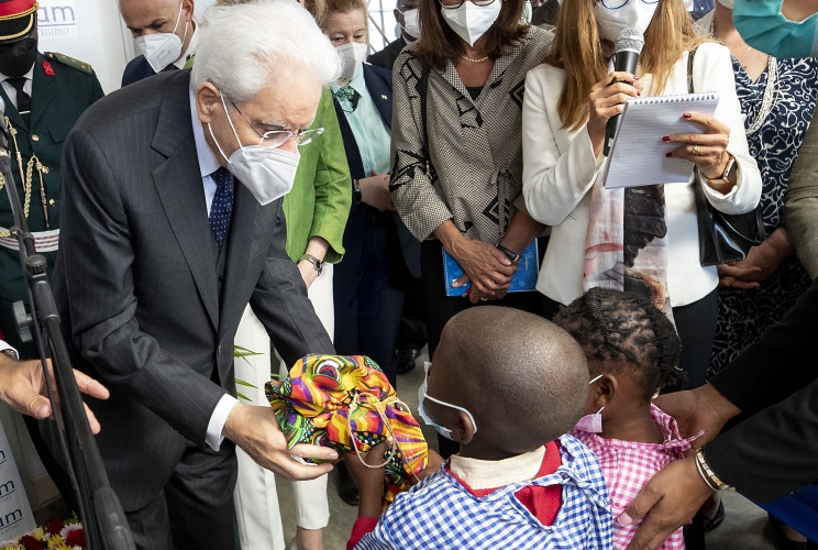 Il Presidente della Repubblica Sergio Mattarella nel corso della visita al Centro DREAM di Zimpeto della Comunità di Sant'Egidio