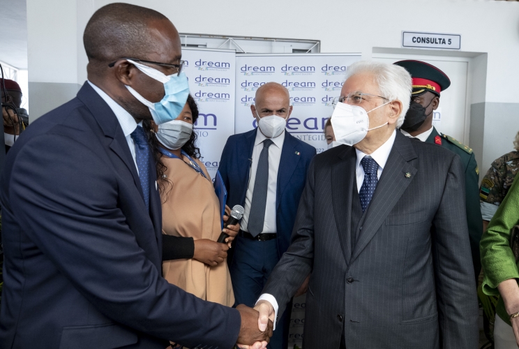 Il Presidente della Repubblica Sergio Mattarella nel corso della visita al Centro DREAM di Zimpeto della Comunità di Sant'Egidio