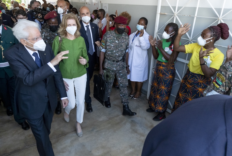 Il Presidente della Repubblica Sergio Mattarella nel corso della visita al Centro DREAM di Zimpeto della Comunità di Sant'Egidio