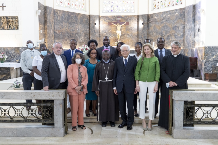 Il Presidente della Repubblica Sergio Mattarella nel corso della visita alla Cattedrale di Maputo