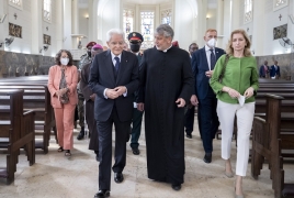 Il Presidente della Repubblica Sergio Mattarella nel corso della visita alla Cattedrale di Maputo