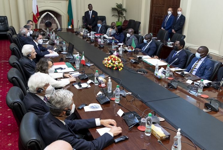 Il Presidente della Repubblica Sergio Mattarella con il Presidente dello Zambia, Hakaind Hichilema, nel corso dei colloqui allargati alle delegazioni