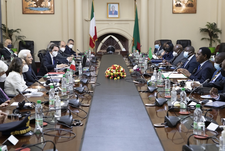  Il Presidente della Repubblica Sergio Mattarella con il Presidente dello Zambia, Hakaind Hichilema, nel corso dei colloqui allargati alle delegazioni