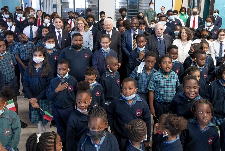 Il Presidente della Repubblica Sergio Mattarella con gli studenti della scuola Italiana di Lusaka