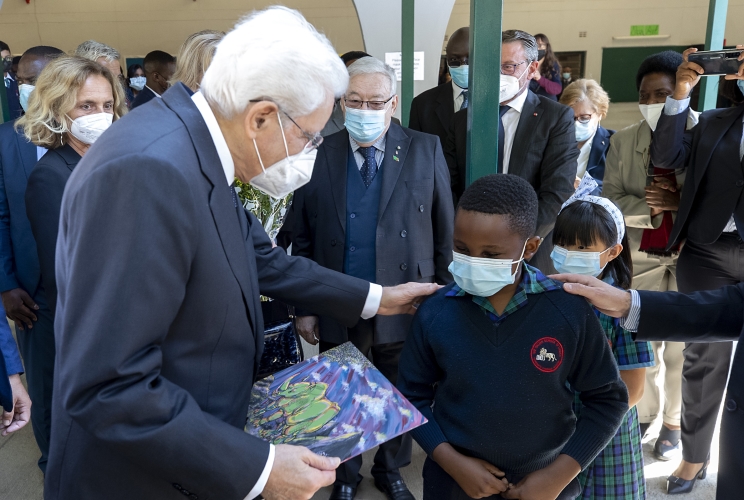 Lusaka - Il Presidente della Repubblica Sergio Mattarella visita il Centro Culturale Italo-Zambiano, accompagnato dal Direttore Gaudenzio Rossi, oggi 7 luglio 2022.(Foto di Paolo Giandotti - Ufficio Stampa per la Stampa e la Comunicazione della Presidenza della Repubblica)