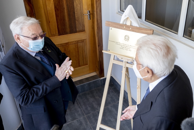  Il Presidente della Repubblica Sergio Mattarella assiste alla svelatura di una targa in ricordo della visita al Centro Culturale Italo-Zambiano
