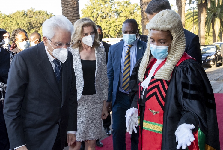  Il Presidente della Repubblica Sergio Mattarella accolto dalla Presidente dell'Assemblea Nazionale dello Zambia, Nelly Butete Kashumba Mutti