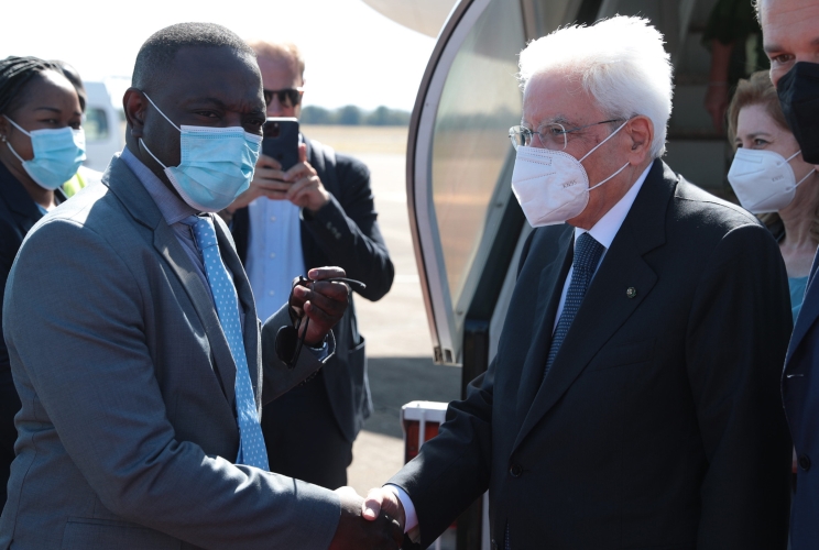  Il Presidente della Repubblica Sergio Mattarella accolto dal Ministro del Turismo Cornelius Mweetwa