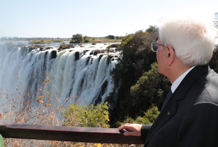  Il Presidente della Repubblica Sergio Mattarella osserva le cascate Vittoria