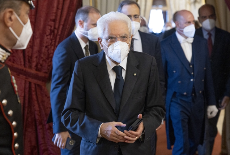 Il Presidente della Repubblica Sergio Mattarella lascia lo studio alla vetrata al termine dell'incontro con il Presidente del Consiglio Mario Draghi