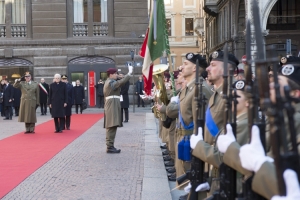 Il Presidente della Repubblica Sergio Mattarella durante la cerimonia dell'alzabandiera . 