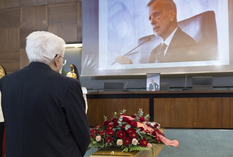 Il Presidente Sergio Mattarella rende omaggio alla Camera ardente del Prof. Luca Serianni