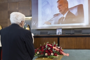 Il Presidente Mattarella alla camera ardente del Prof. Luca Serianni