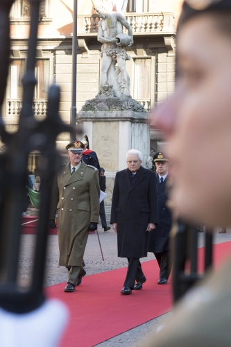 Il Presidente della Repubblica Sergio Mattarella durante la cerimonia dell'alzabandiera 