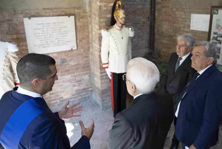 Il Presidente della Repubblica Sergio Mattarella nel Palazzo della Provincia, nell’area antistante la targa commemorativa dell’assalto fascista alla sede della Federazione delle Cooperative