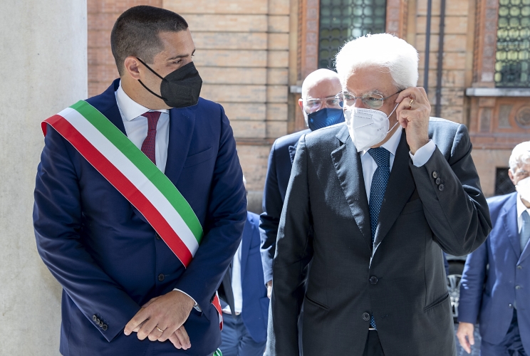  Il Presidente della Repubblica Sergio Mattarella accolto da Michele de Pascale, Sindaco di Ravenna e Presidente della Provincia di Ravenna, al suo arrivo al Teatro Alighieri