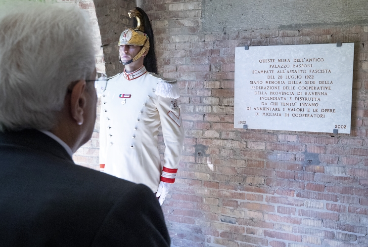Il Presidente della Repubblica Sergio Mattarella nel Palazzo della Provincia, nell’area antistante la targa commemorativa dell’assalto fascista alla sede della Federazione delle Cooperative