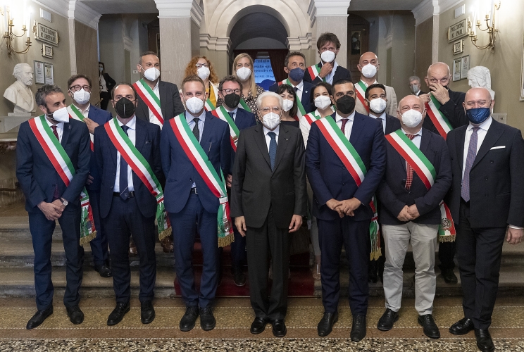 Il Presidente Sergio Mattarella al termine della commemorazione del centenario dell’assalto fascista alla sede della Federazione delle Cooperative della Provincia di Ravenna, con i Sindaci della Provincia di Ravenna