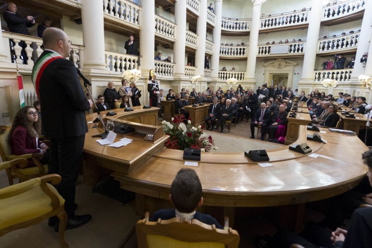 Il Presidente Sergio Mattarella in occasione della cerimonia di consegna della Costituzione 