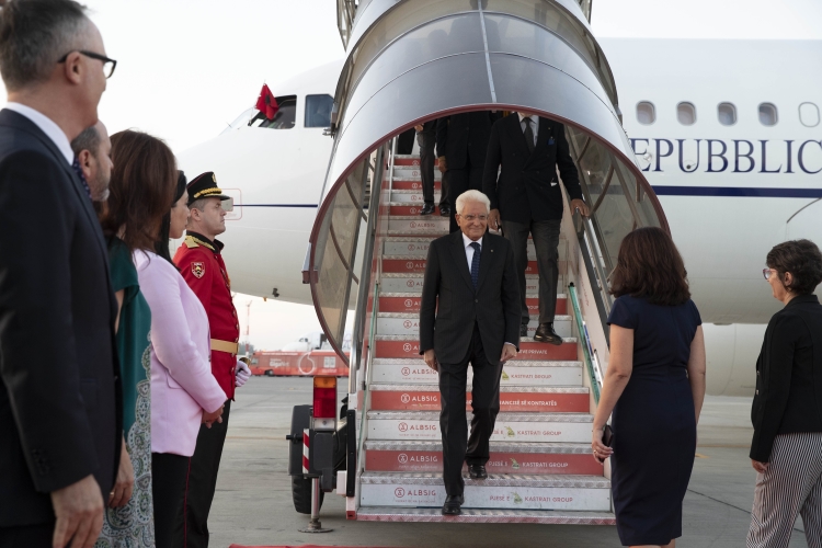 Il Presidente della Repubblica Sergio Mattarella all'all’aeroporto di Tirana,in occasione della visita Ufficiale nella Repubblica d’Albania 