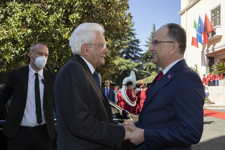 Il Presidente della Repubblica Sergio Mattarella viene accolto, al Palazzo delle Brigate, dal Presidente della Repubblica d'Albania Bajram Begaj, n occasione della visita Ufficiale
