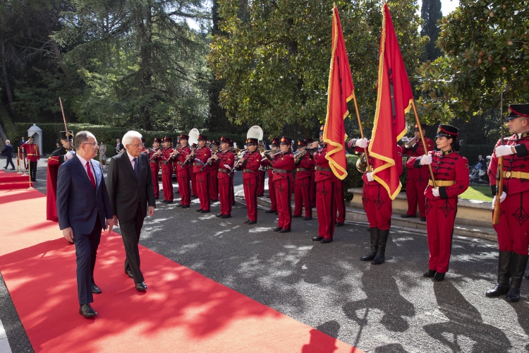 Il Presidente della Repubblica Sergio Mattarella con il Presidente della Repubblica d'Albania Bajram Begaj, durante gli onori militari
