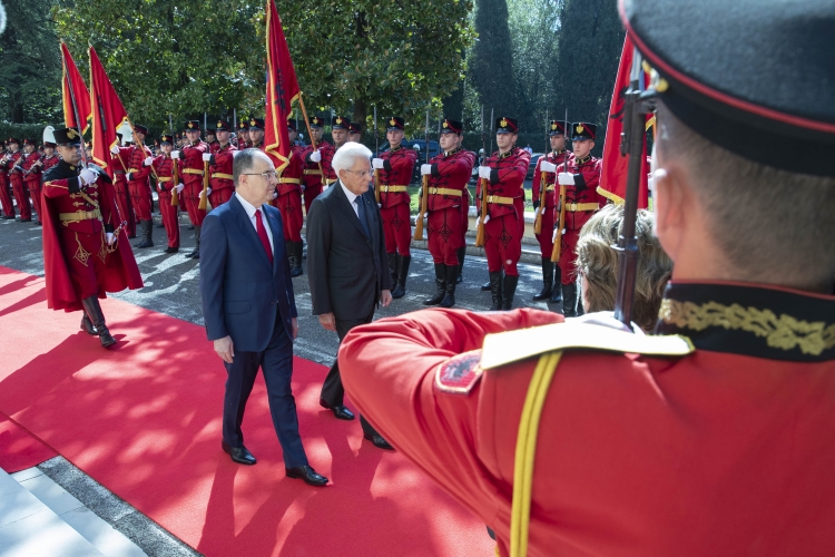 Il Presidente della Repubblica Sergio Mattarella con il Presidente della Repubblica d'Albania Bajram Begaj, durante gli onori militari
