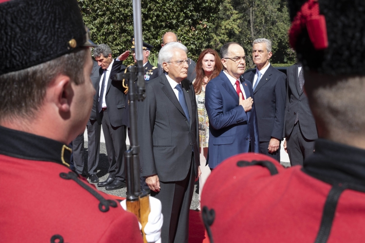 Il Presidente della Repubblica Sergio Mattarella con il Presidente della Repubblica d'Albania Bajram Begaj, durante gli onori militari
