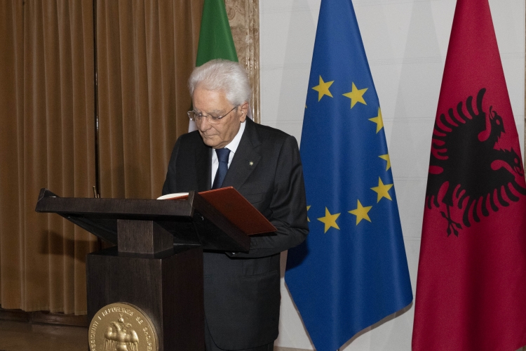 Il Presidente della Repubblica Sergio Mattarella al palazzo delle Brigate firma il Libro d'Onore
