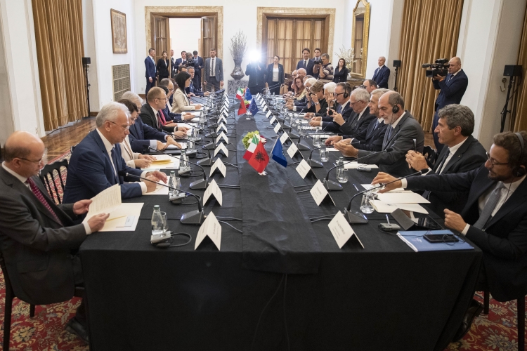 Il Presidente della Repubblica Sergio Mattarella con il Presidente della Repubblica d'Albania Bajram Begaj nel corso dei colloqui allargati alle delegazioni ufficiali
