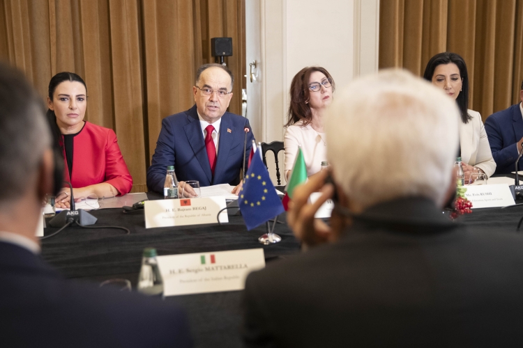 Il Presidente della Repubblica Sergio Mattarella con il Presidente della Repubblica d'Albania Bajram Begaj nel corso dei colloqui allargati alle delegazioni ufficiali
